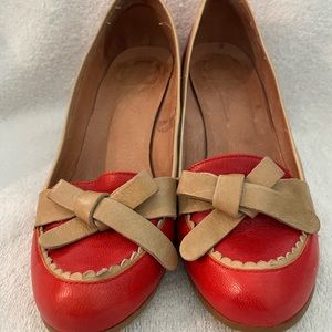 Red ladies pumps